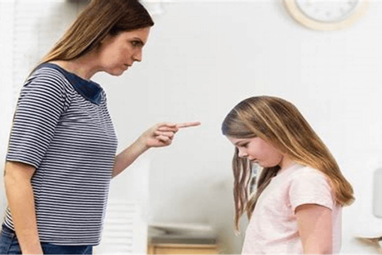 Parenting Tips: पेरेंटिंग में छोटी गलतियां, बड़े नुकसान, जानिए क्या न करें