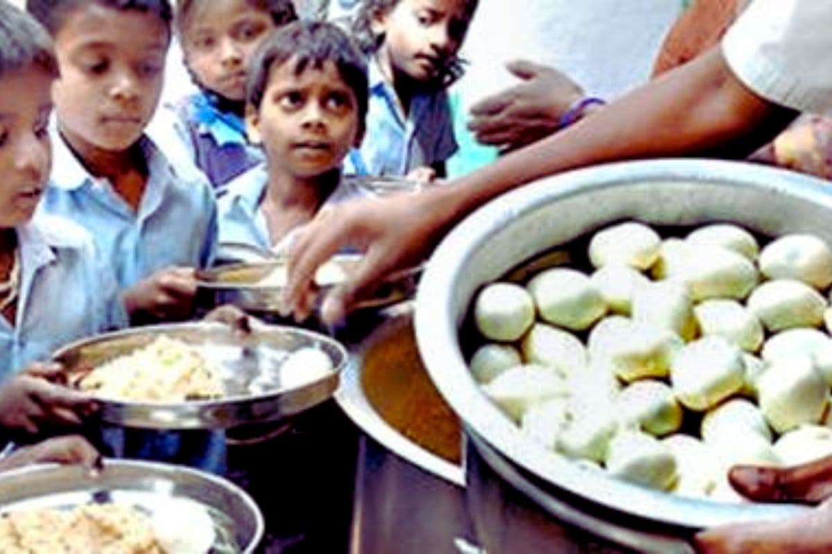 Mid Day Meal: बच्चों के मध्याह्न भोजन में फिर अंडा हुआ शामिल, अब इस दिन मिलेगा खाने Mid Day Meal: बच्चों के मध्याह्न भोजन में फिर अंडा हुआ शामिल, अब इस दिन मिलेगा खाने