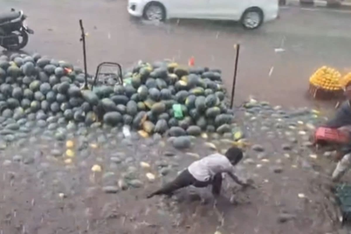 बारिश ने सब बहा दिया पर इस बच्चे की मजबूरी नहीं…रुला देगा छोटे कंधों पर 'जिम्मेदारी' समेटने वाला यह वीडियो