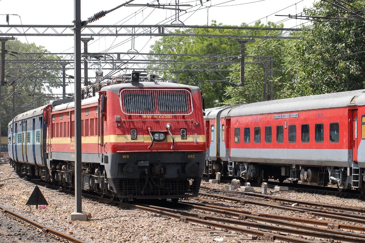 Summer Special Train: गर्मी की छुट्टियों के बीच ट्रेन यात्रियों के लिए राहत भरी खबर, अब टिकट का झंझट हुआ खत्म !