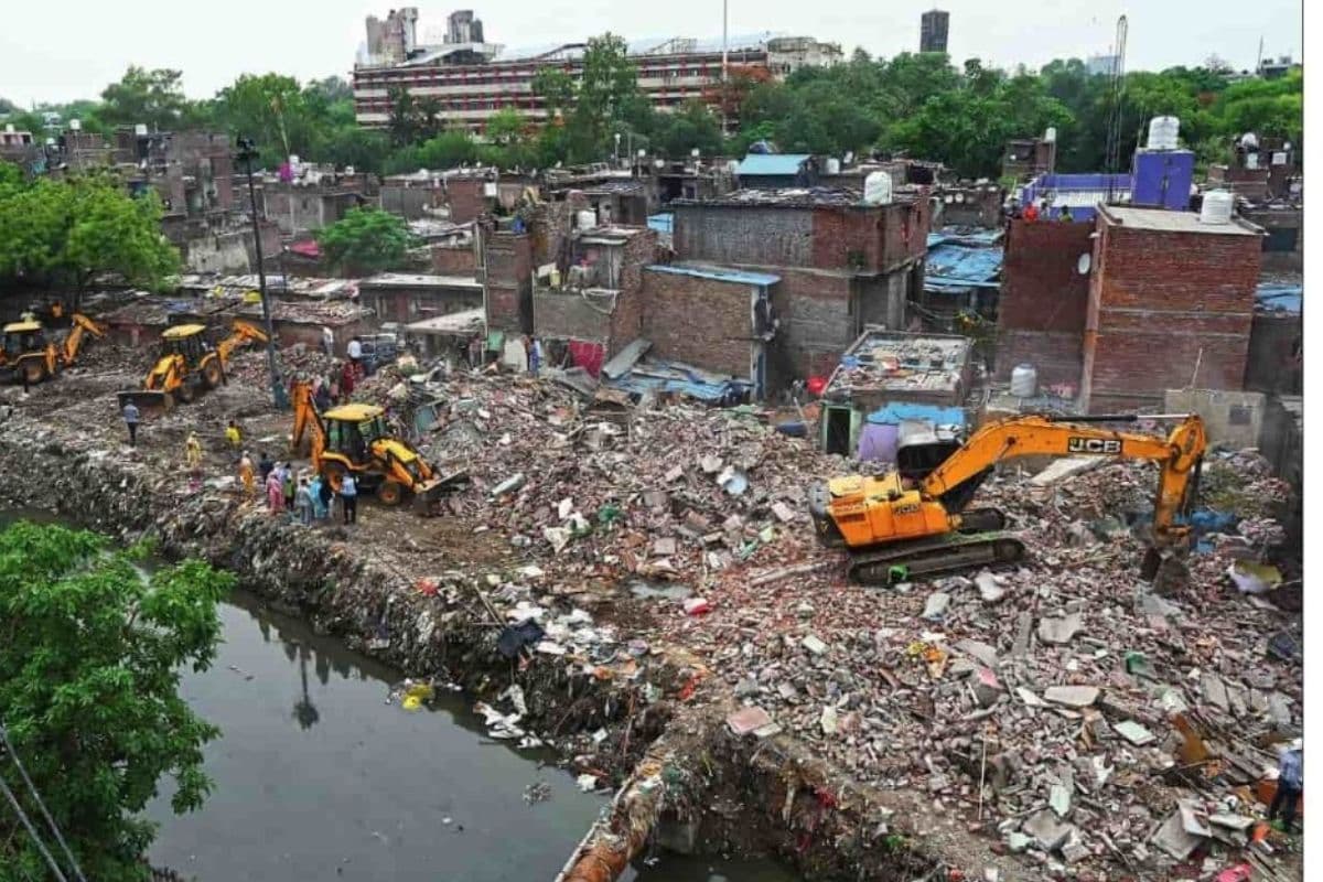 दिल्ली के तैमूर नगर में बुलडोजर एक्शन, 100 से अधिक घर हुए ध्वस्त