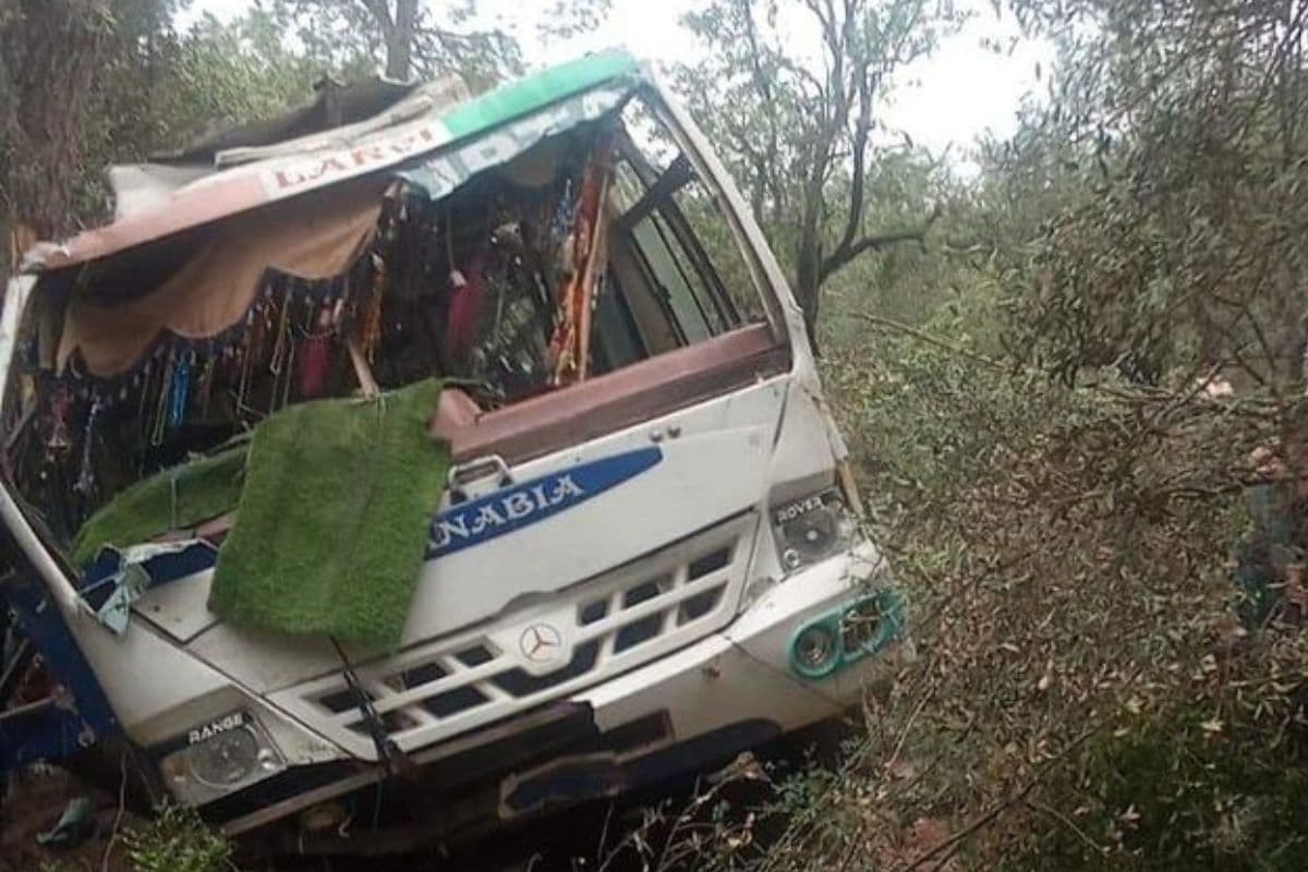 Bus Accident: जम्मू-कश्मीर के पुंछ में भीषण सड़क हादसा, 2 की मौत 20 घायल