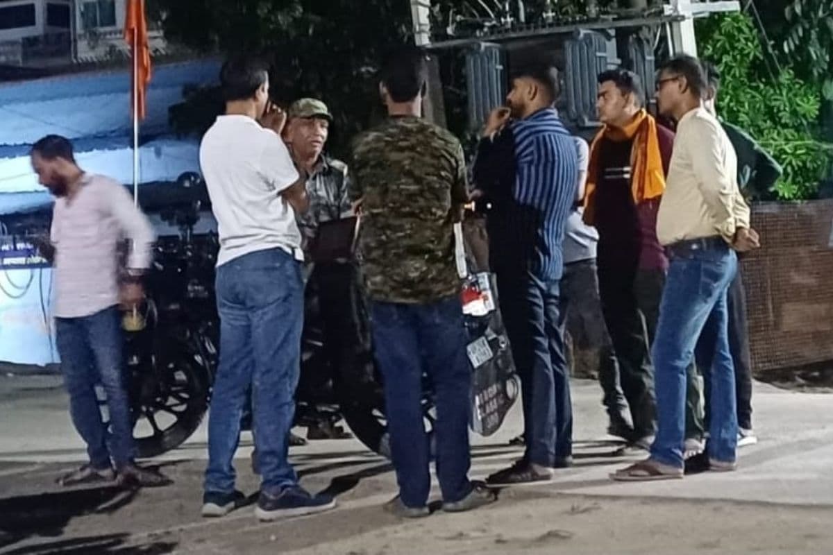 Bihar Crime: पुलिस अधिकारी के बेटे पर बदमाशों ने किया हमला, वर्दी में ही भागे-भागे पहुंचे पिता, दिखाने लगे रौब !