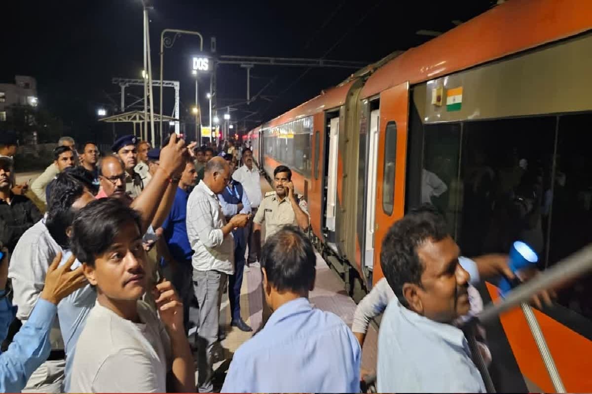 Vande Bharat Train: ट्रैक्शन तार से निकलने लगी चिंगारी, जंक्शन पर दो घंटे रुकी रही वंदे भारत एक्सप्रेस