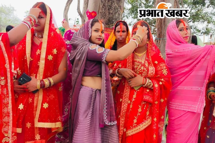 PHOTOS: अखंड सुहाग के लिए विवाहिताओं ने वटवृक्ष में बांधे रक्षा सूत्र