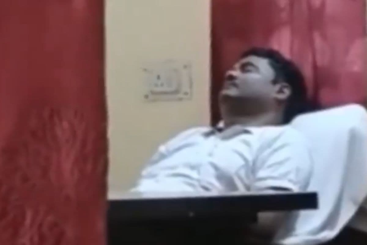 Viral Video: जनता पस्त... अधिकारी सोने में मस्त, ड्यूटी के दौरान सोते दिखे ARO
