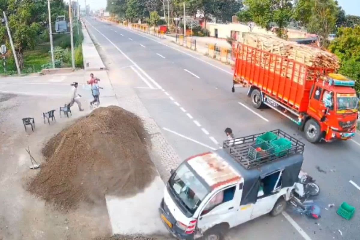 ट्रक ने मैजिक और मैजिक ने बाइक को मारी टक्कर, वीडियो देख कांप जाएगा कलेजा