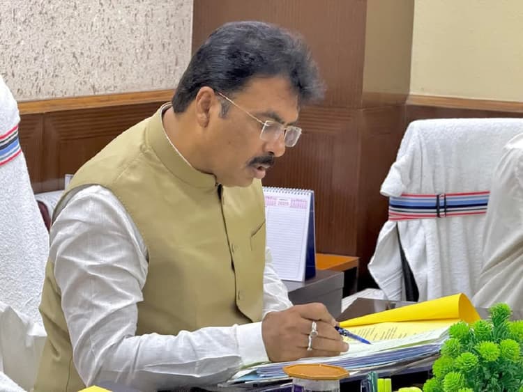 Bihar land Survey: CO और RO को भारी पड़ी गलतबयानी, मंत्री जी ने किया ऑन स्पॉट सस्पेंड