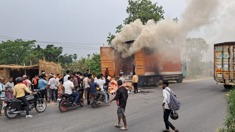 Video: बिहार के सासाराम में धू-धू कर जला जूतों लदा ट्रक, हाईटेंशन तार से सटने पर हुआ हादसा