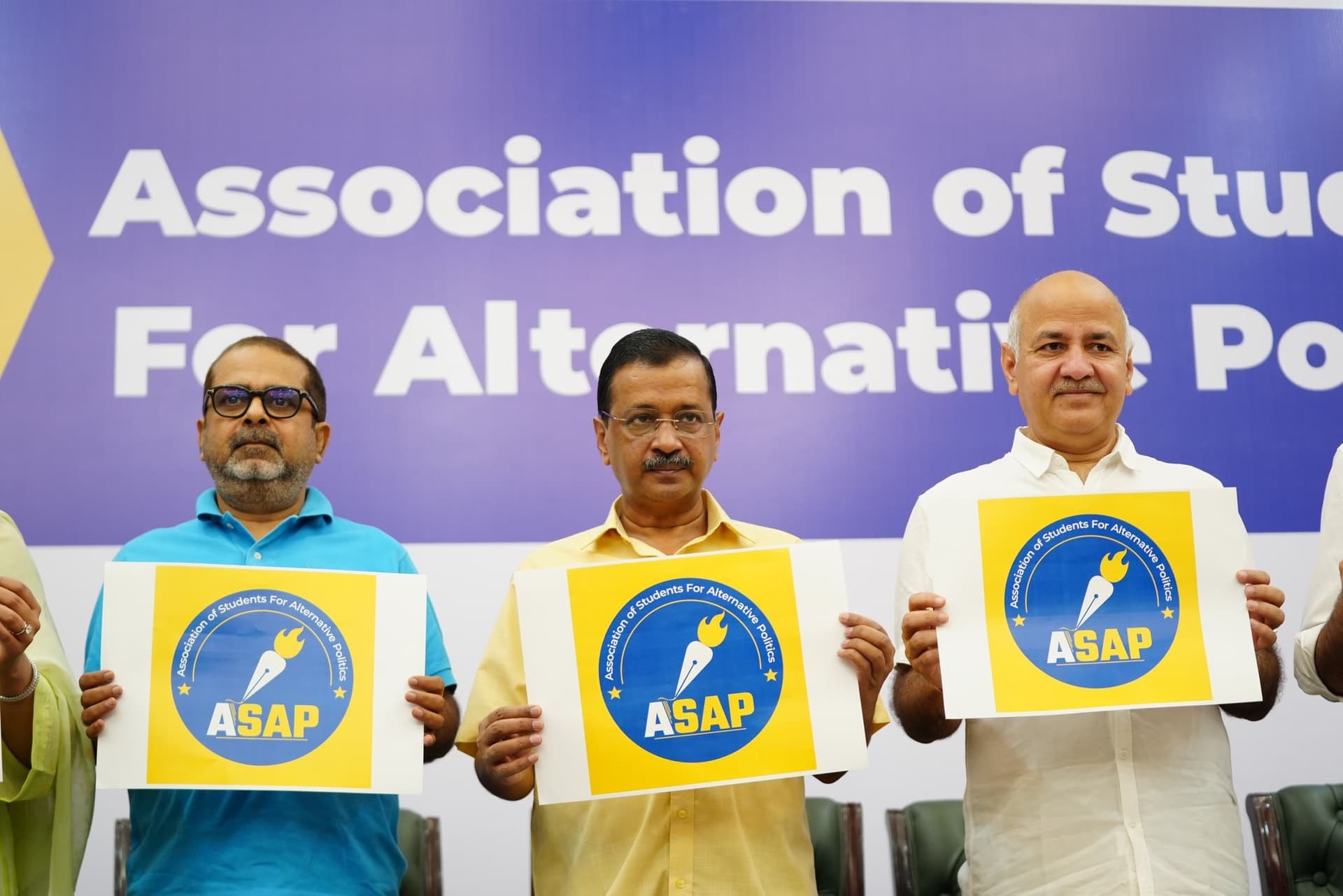 AAP: वैकल्पिक राजनीति के जरिये दिल्ली की सियासत में पांव जमाने में जुटे केजरीवाल