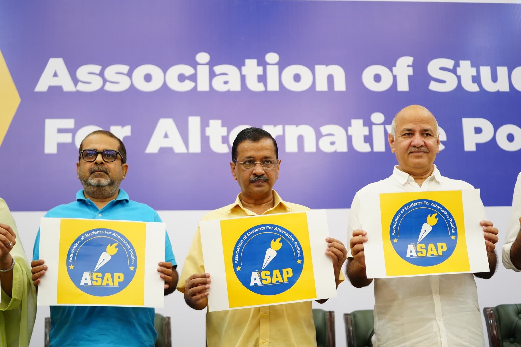 AAP: वैकल्पिक राजनीति के जरिये दिल्ली की सियासत में पांव जमाने में जुटे केजरीवाल