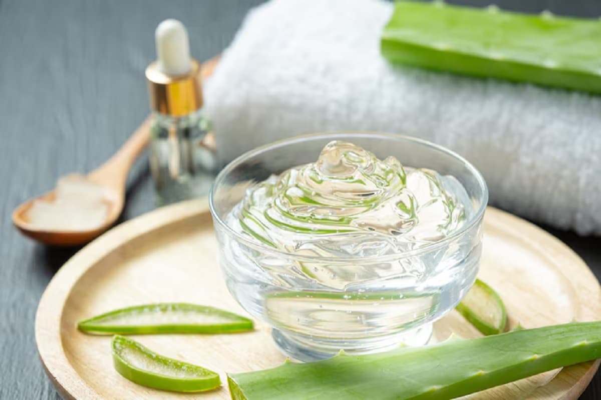 How To Apply Aloevera Gel: गर्मियों में स्किन के लिए वरदान है एलोवेरा जेल, जानें लगाने का सही तरीका