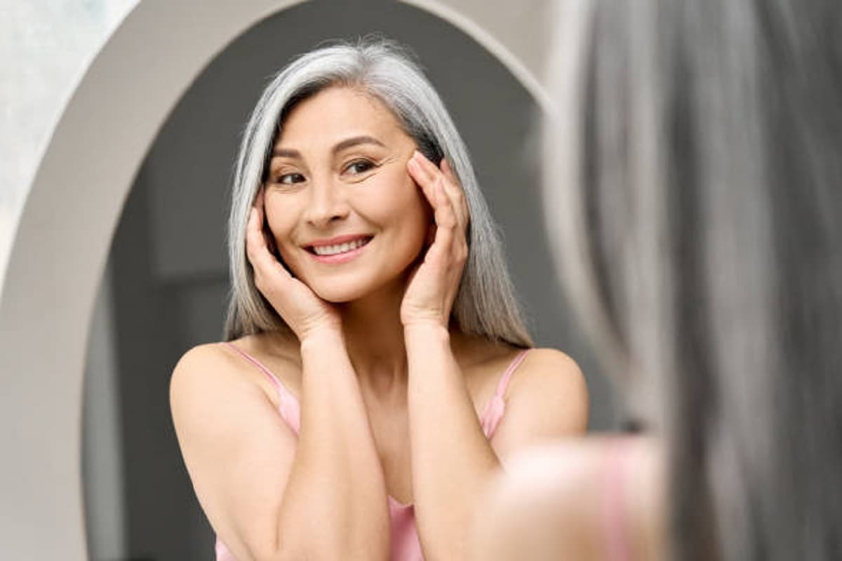 Health Tips: दौड़ती जिंदगी में बढ़ती उम्र को रोके रखने के लिए अपनाएं ये योग आसन