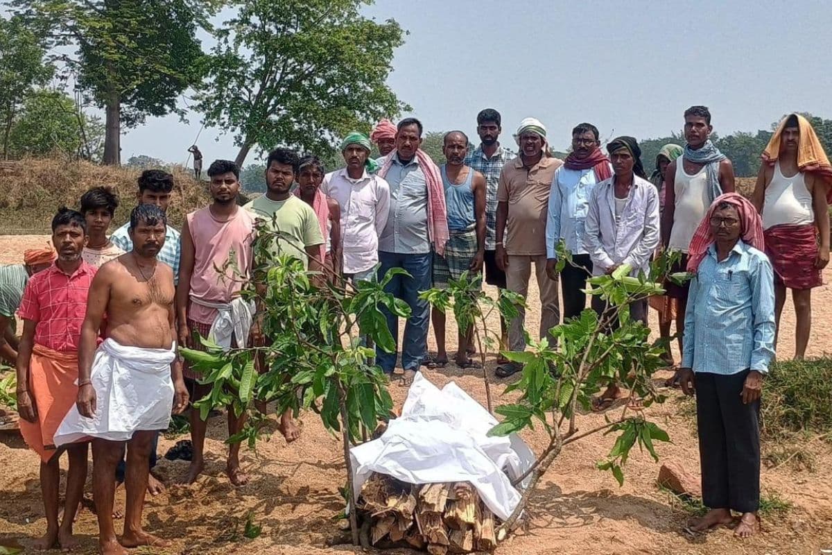 गुमला में संतोष साहू के बाद अनुज साहू का पुतला बनाकर किया गया अंतिम संस्कार, बेबस पिता ने दी मुखाग्नि