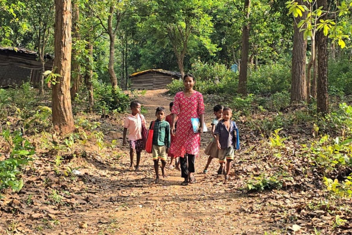 झारखंड का आदिम जनजाति गांव, जहां पहली मैट्रिक पास बिरहोर बिटिया झोपड़ी से बिखेर रही शिक्षा की रोशनी