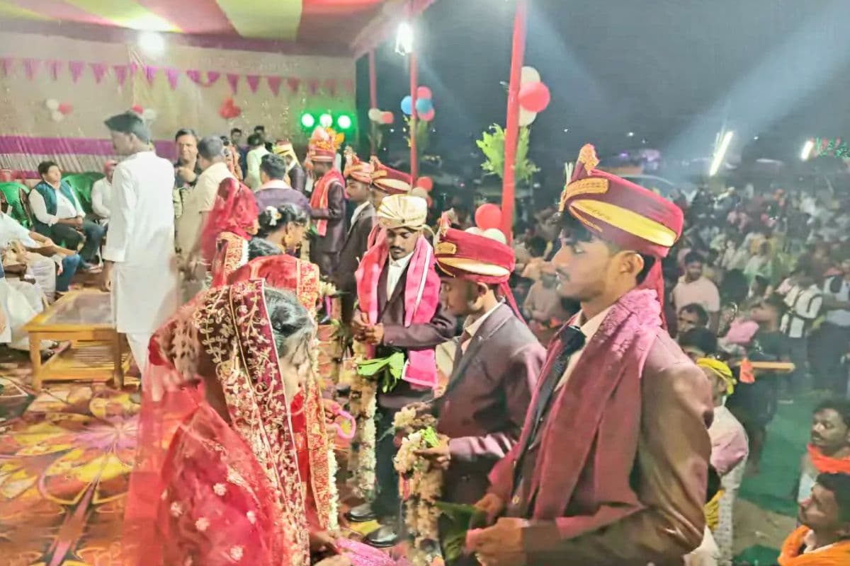 Bihar News: ई-रिक्शा पर चढ़कर मंडप पहुंचे दूल्हे, बिहार में 11 जोड़ों ने रचाई दहेज मुक्त शादी