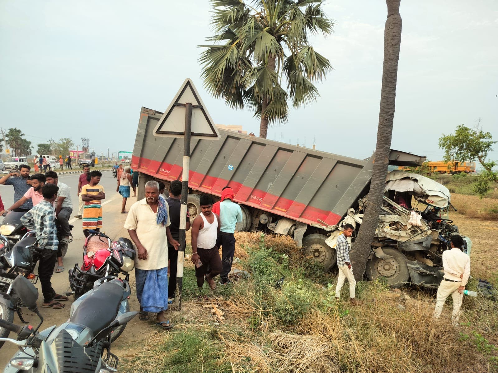 बिहार के जहानाबाद में ट्रक और बस में भीषण टक्कर, तीन बारातियों की मौत, आधा दर्जन जख्मी पटना रेफर