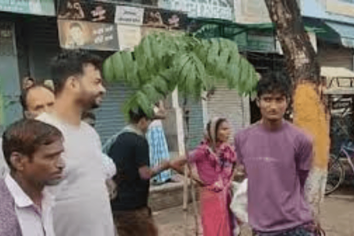 Bihar Crime: नर्सिंग होम में चोरी करते युवक धराया, पेड़ में बांधकर जमकर पिटाई