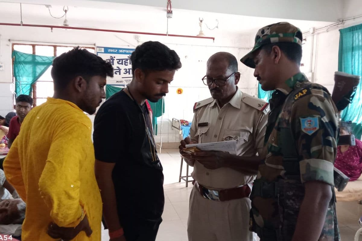 Crime News: झारखंड के देवघर में मामूली बात पर युवक को मारी गोली, अस्पताल में भर्ती