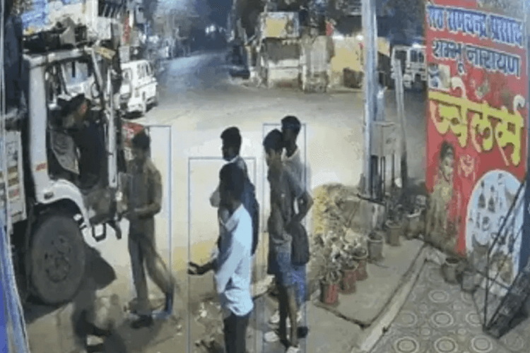 गोरखपुर में पुलिस की पिटाई का वीडियो वायरल,डीसीएम चालक की गिरफ्तारी के बाद मचा बवाल