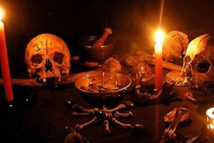 "तांत्रिक के जाल में फंसा पति, पत्नी-बच्चों पर किया हैवानों जैसा अत्याचार!"