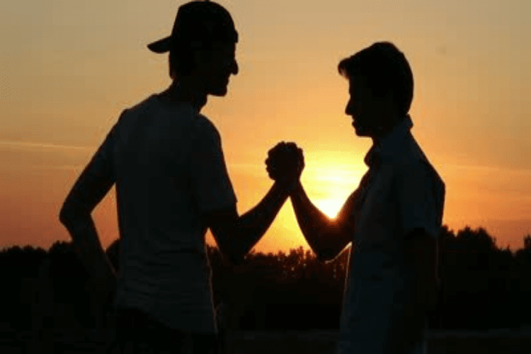 दोस्ती की मिसाल: चीनी छात्र ने परीक्षा छोड़कर दोस्त की जान बचाई, सोशल मीडिया पर धूम