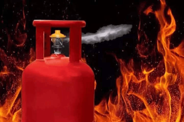 गृह प्रवेश की खुशियाँ बनीं त्रासदी: सिलेंडर ब्लास्ट में 11 झुलसे, गांव में मचा कोहराम