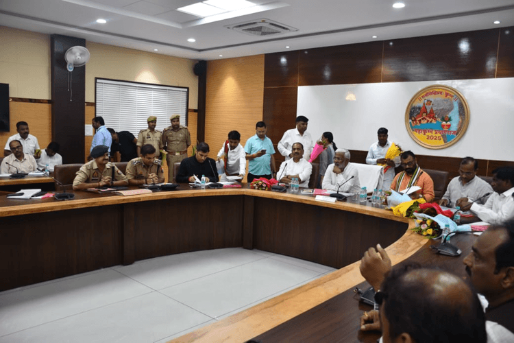 प्रयागराज में विकास की रफ्तार तेज़: मंत्री स्वतंत्र देव सिंह ने दिए पारदर्शिता, समयबद्धता और सख्ती के निर्देश