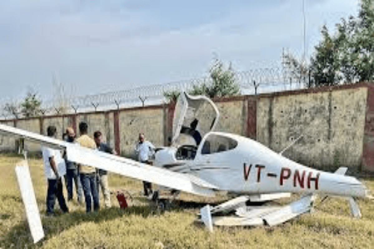 Plane Crash: अलीगढ़ में विमान क्रैश,एयरपोर्ट की दीवार से जा टकराया