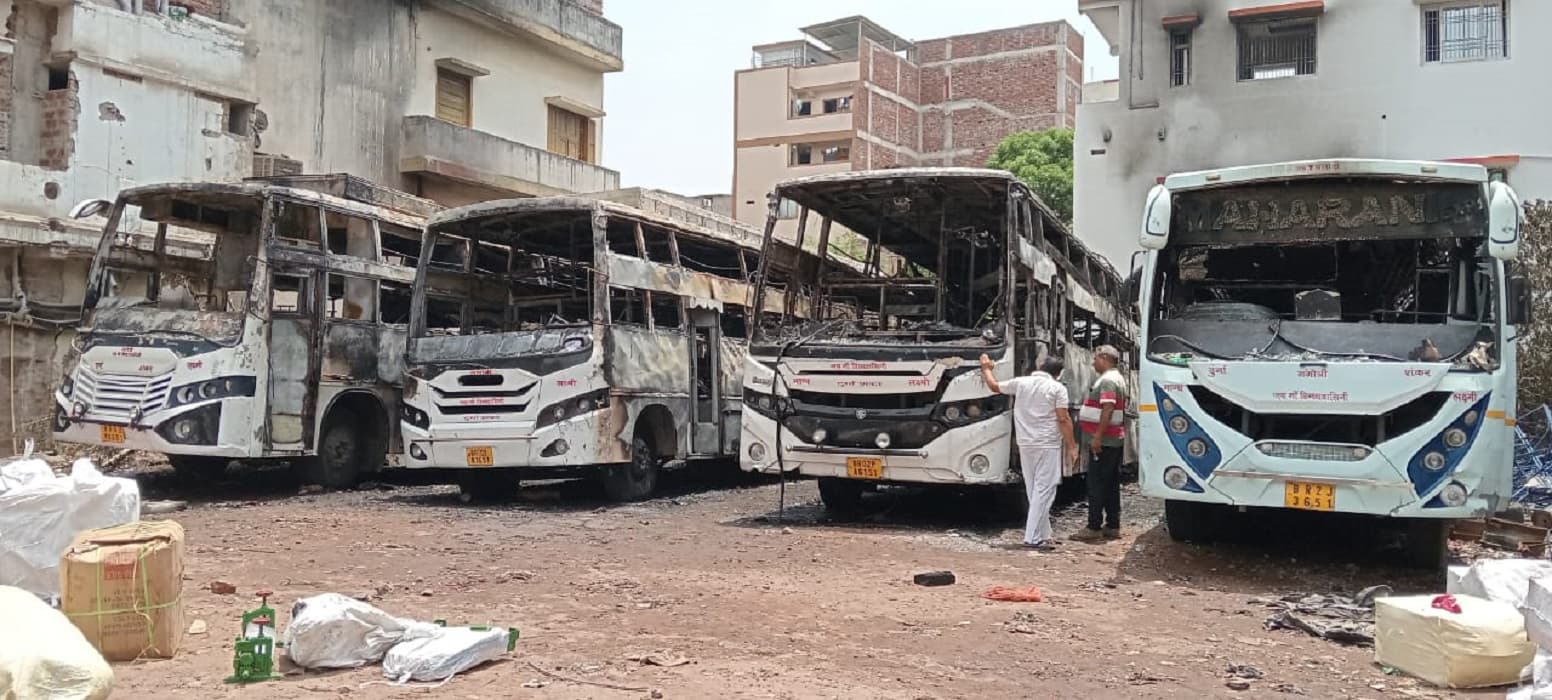 Bihar News: गयाजी बस स्टैंड पर भीषण अग्निकांड, धू-धू कर जल गयीं चार बसें