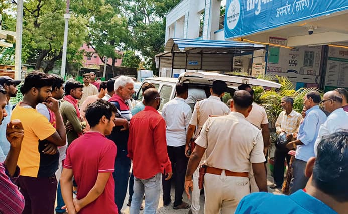 Saran News : ट्रैक्टर व बाइक की टक्कर में दो जख्मी, चालक हिरासत में