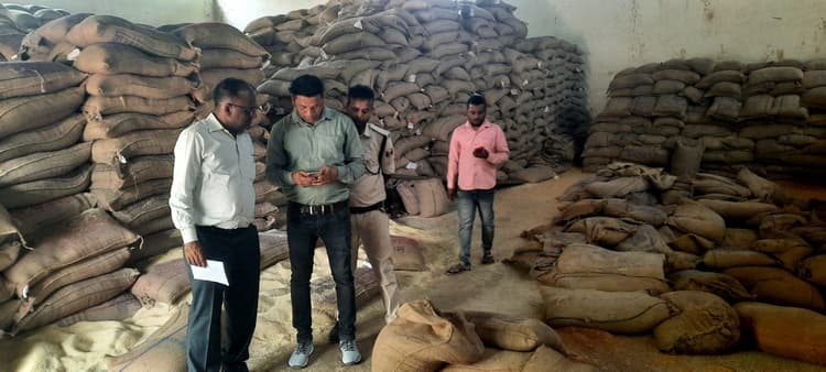 गोदाम में अनाज के भंडारण की स्थिति व स्वच्छता का जाना हाल