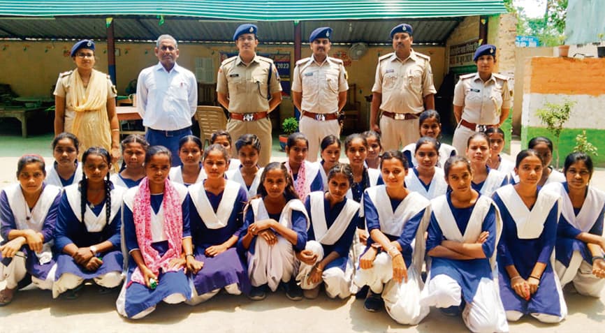 Saran News : छात्र-छात्राओं ने जाना पुलिस की कार्यप्रणाली का तरीका