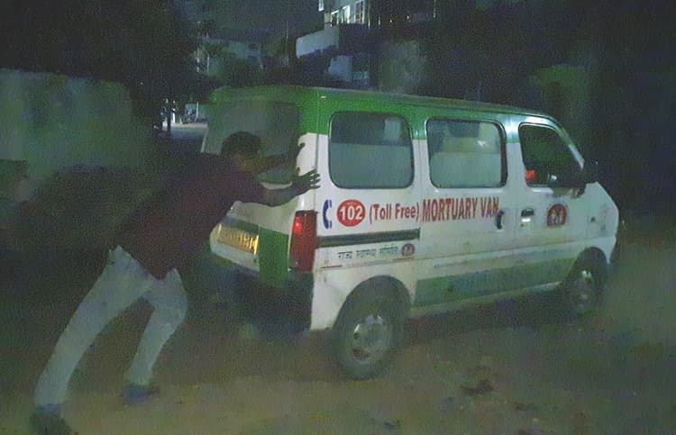Aurangabad News : धक्का गाड़ी बना सदर अस्पताल का शव वाहन