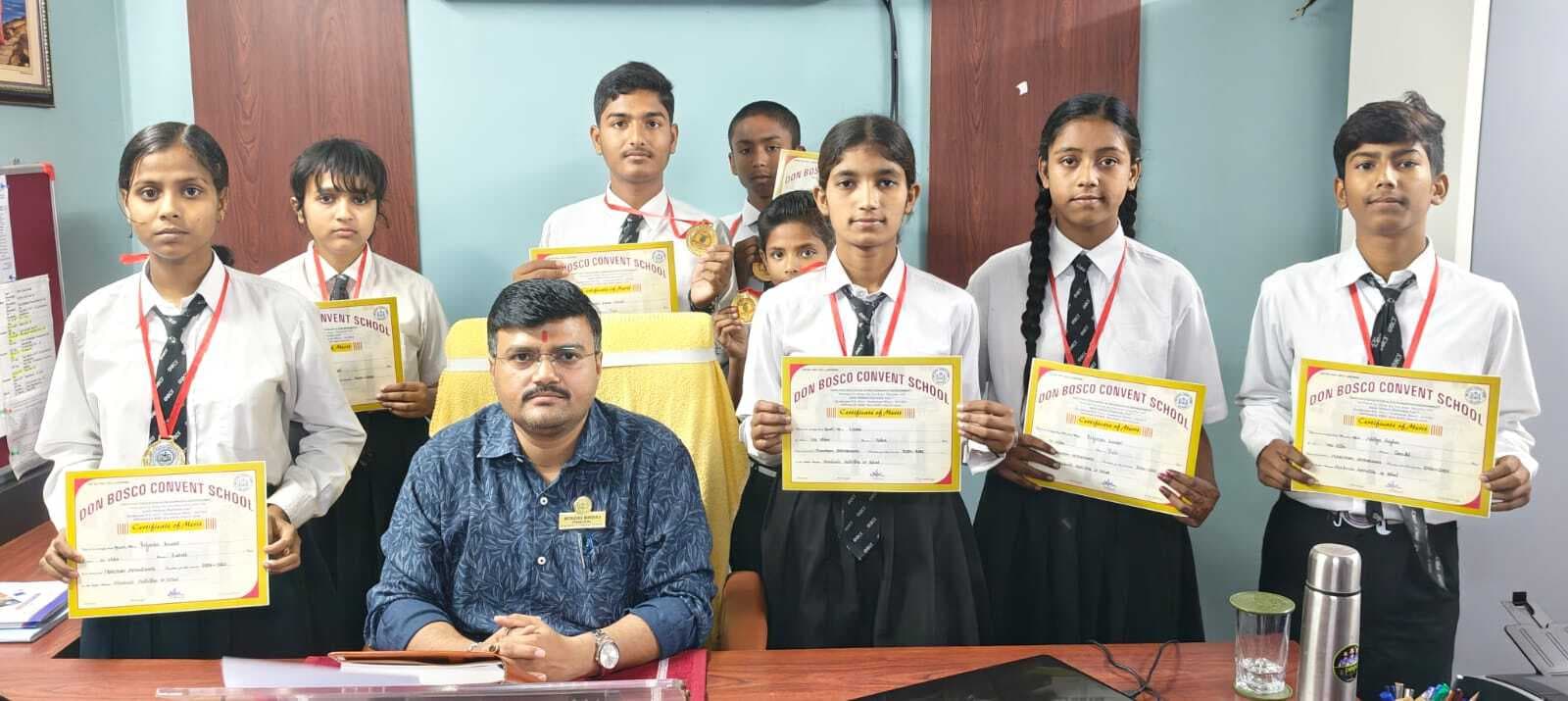 Madhubani News : छात्र-छात्राओं के बीच पुरस्कार वितरण का आयोजन