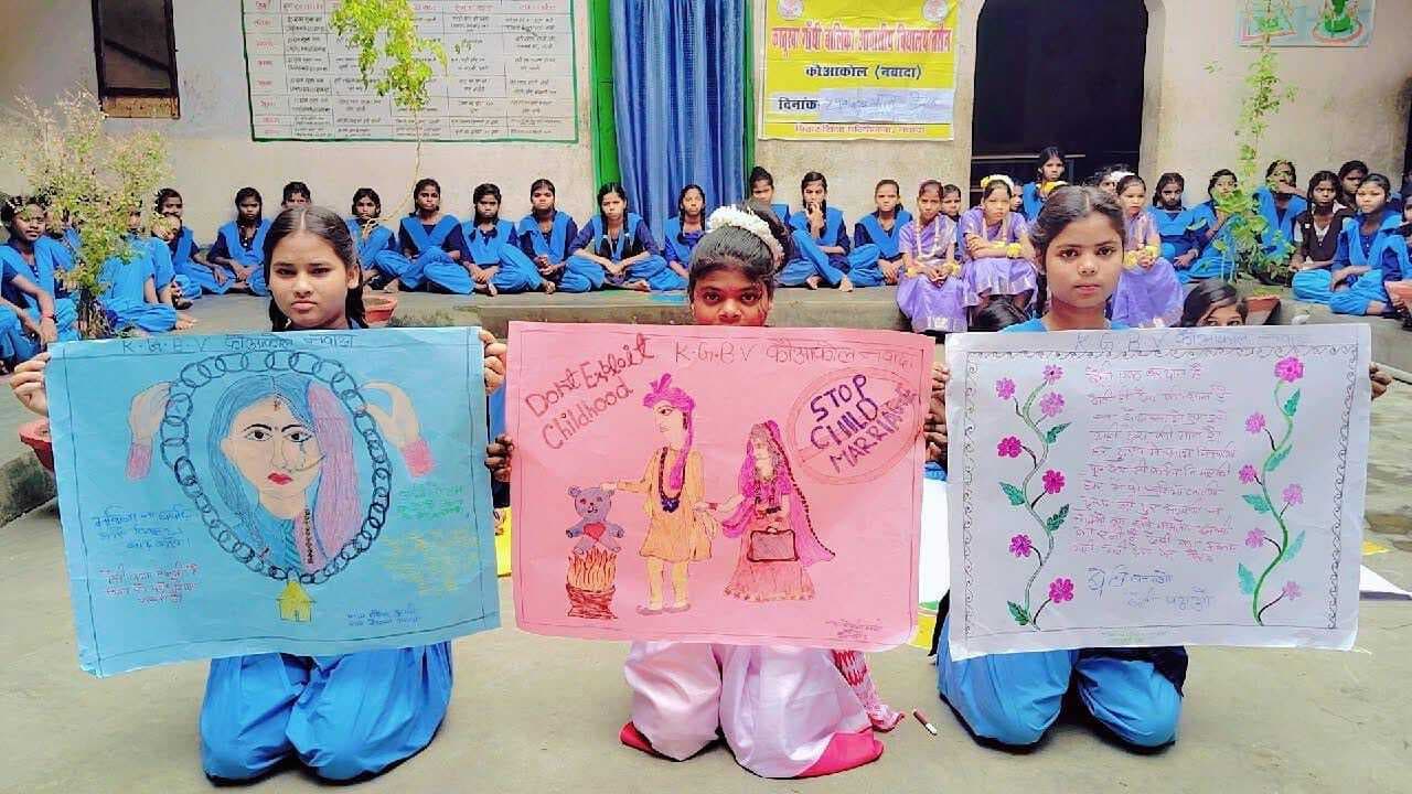 बाल विवाह रोकथाम के लिए छात्राओं ने बनायीं पेटिंग
