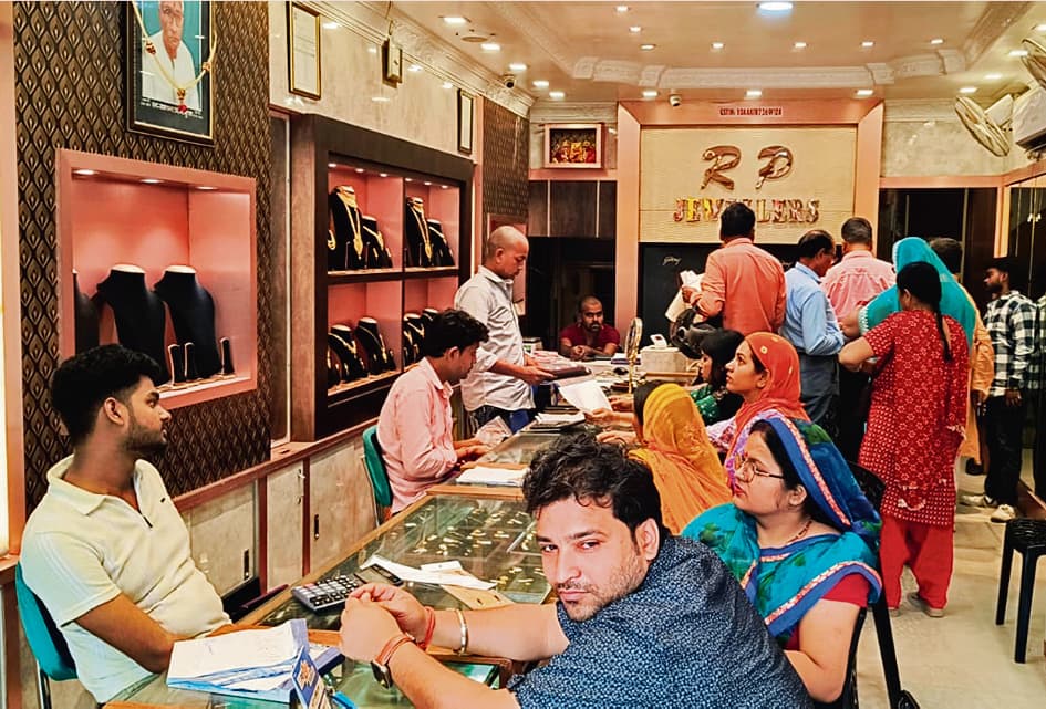 Gopalganj News  : बाजार में हुई धनवर्षा, सौ करोड़ से अधिक का हुआ ज्वेलरी कारोबार