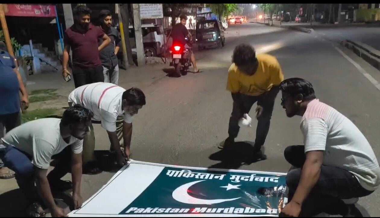 Bokaro News : सड़क पर चिपकाये पाकिस्तान के झंडे