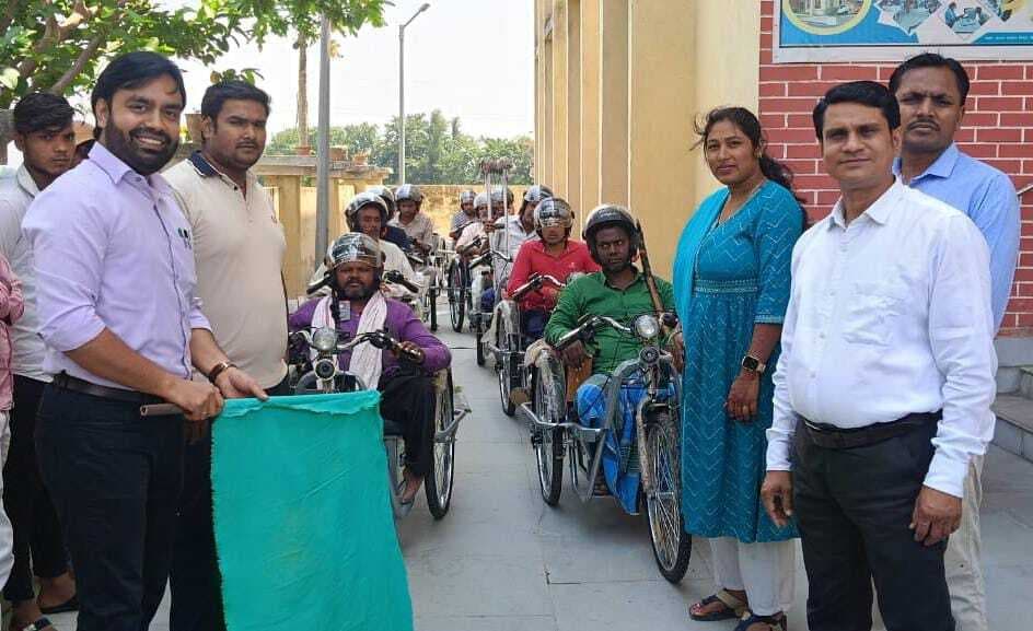 Madhubani News : 13 दिव्यांगों को दी बैटरी चालित ट्राइसाइकिल