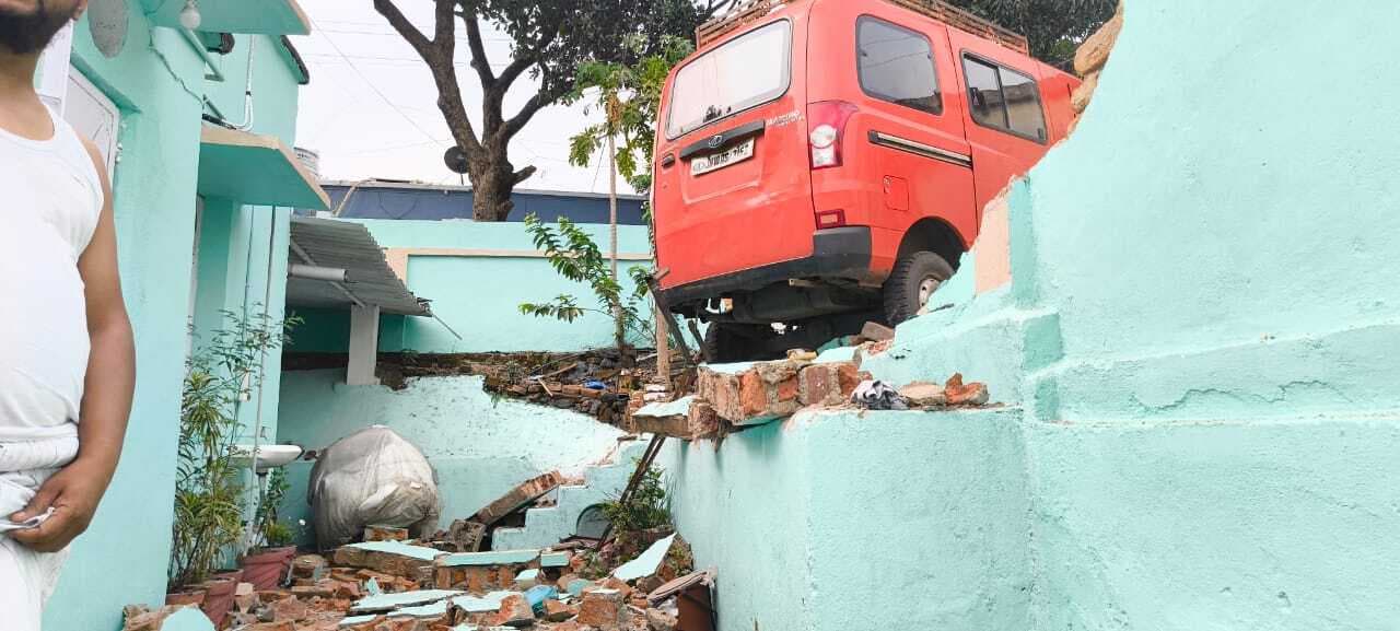 Bokaro News : बच्चों से भरा वाहन चहारदीवारी से टकराया