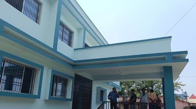 Madhubani News : नये भवन में लोक स्वास्थ्य अभियंत्रण विभाग का कार्यालय शिफ्ट