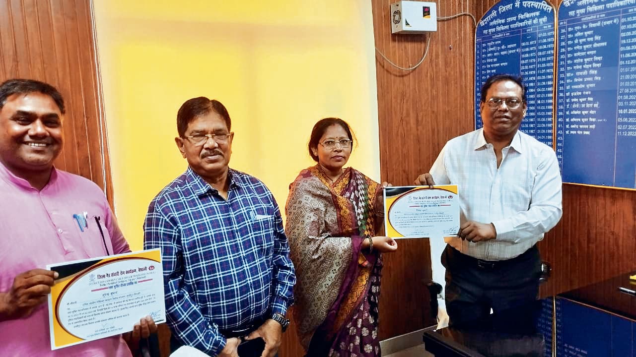 नशा के खिलाफ संकल्प अभियान चलाने वाले दो लोगों दिया गया नशा मुक्ति योद्धा प्रमाणपत्र