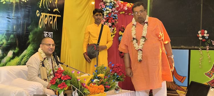 Giridih News: श्रीमद् भागवत कथा सुनने उमड़ रहे श्रद्धालु