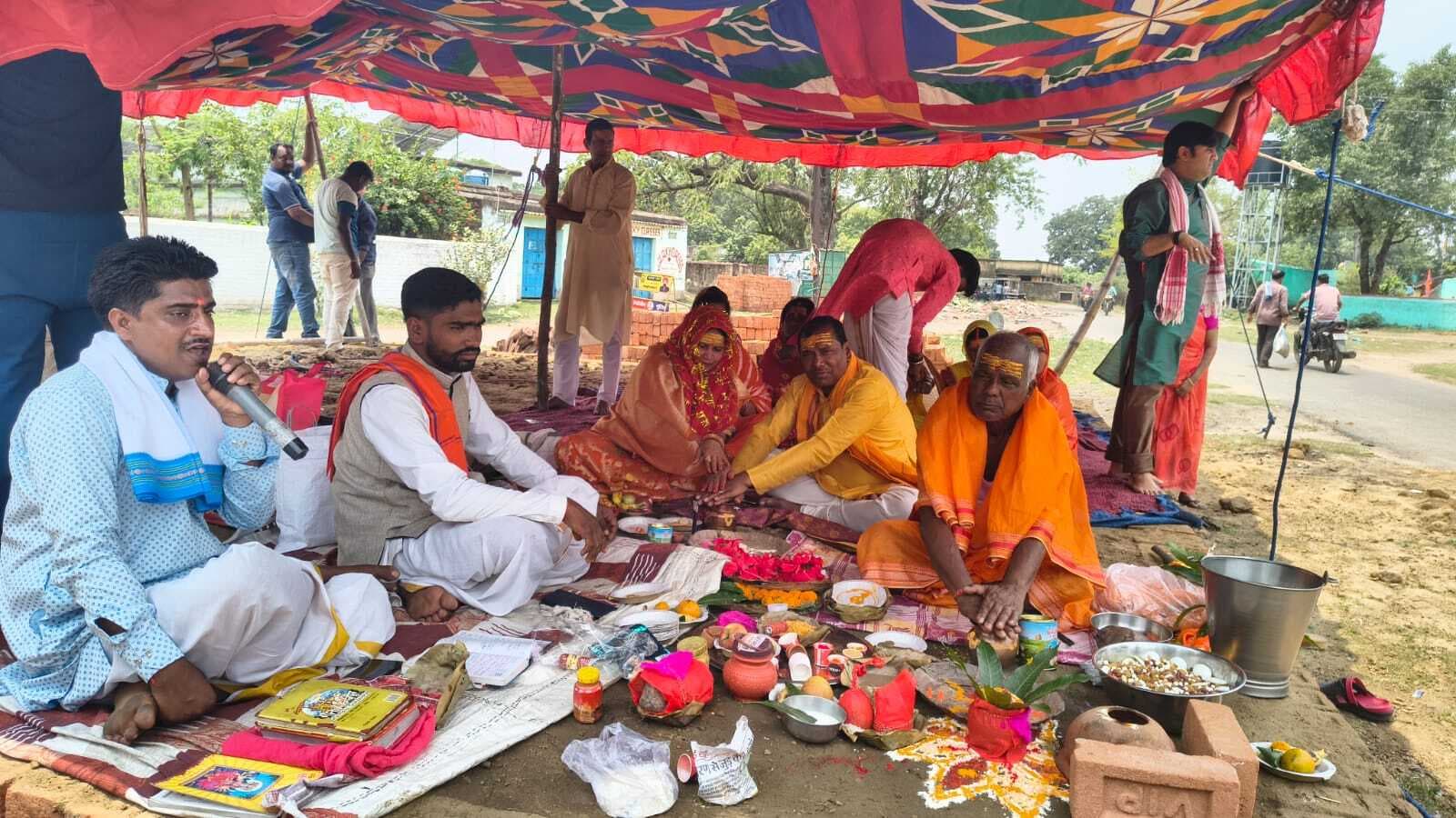 Giridih News: बनियाडीह में शत चंडी महायज्ञ को लेकर हुआ ध्वजारोहण