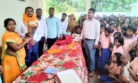 सेवानिवृति पर दो शिक्षकों को दी गयी विदाई