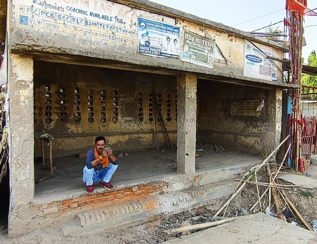 गांधीग्राम के पुराने विश्राम गृह की हालत बदहाल