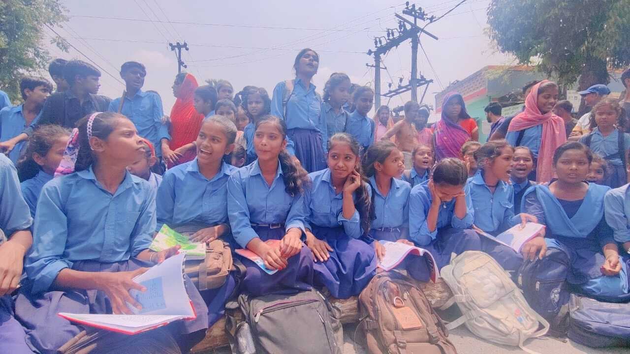 Education news from Samastipur:एमडीएम में कीड़ा मिलने से आक्रोशित बच्चों ने किया सड़क जाम