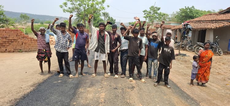 Giridih News: मानक के अनुरूप कार्य नहीं करने का आरोप लगा ग्रामीणों ने जताया विरोध