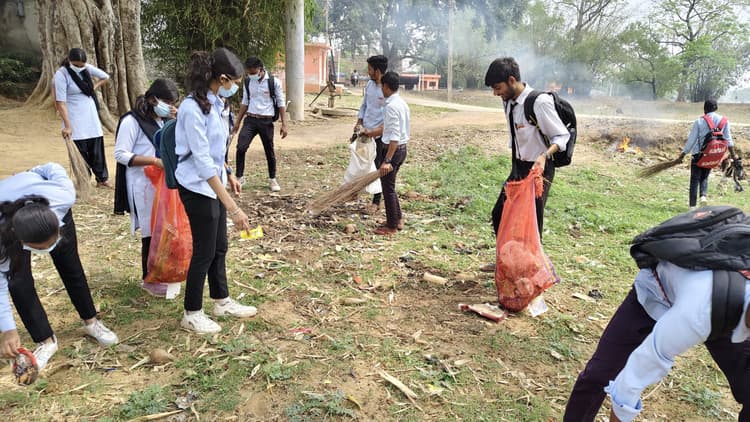 Giridih News: विशेष शिविर के दूसरे दिन चलाया गया स्वच्छता अभियान