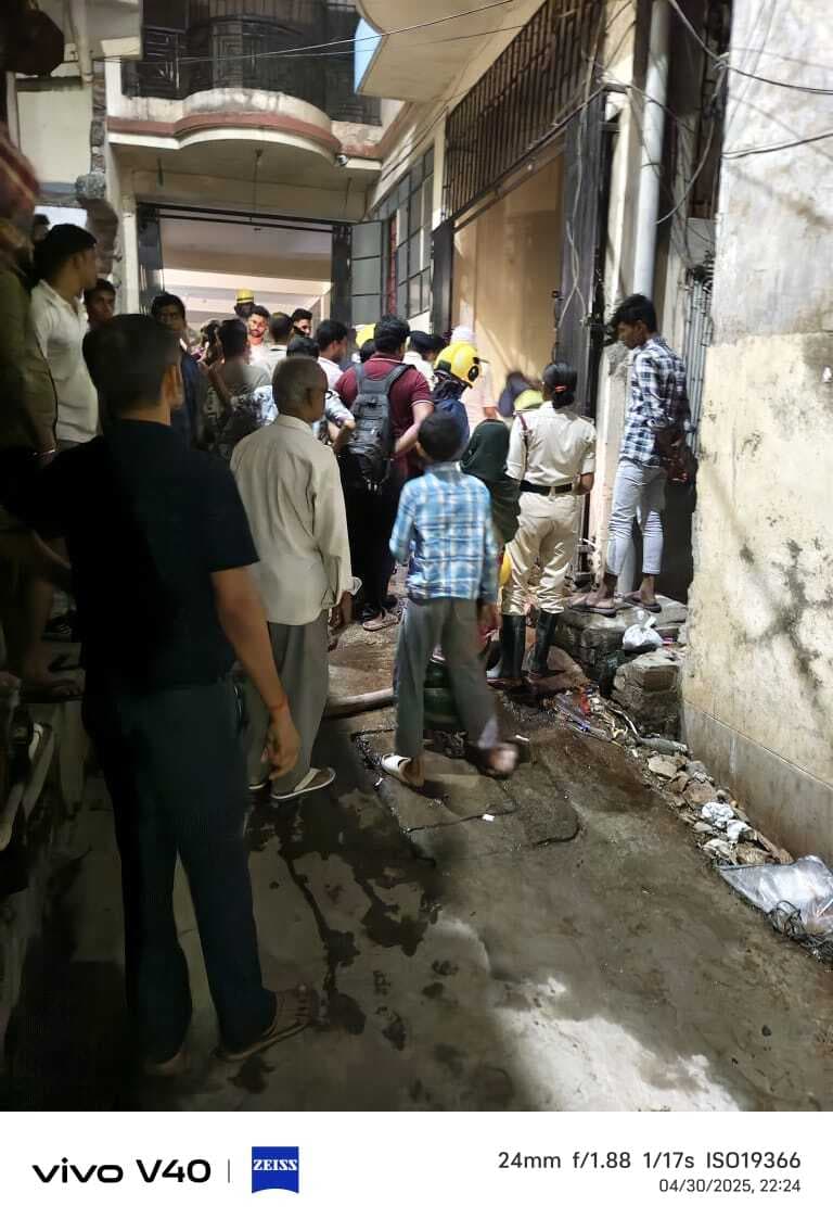 Bhagalpur News: चित्रकूट अपार्टमेंट के बेसमेंट की दुकानों में लगी आग